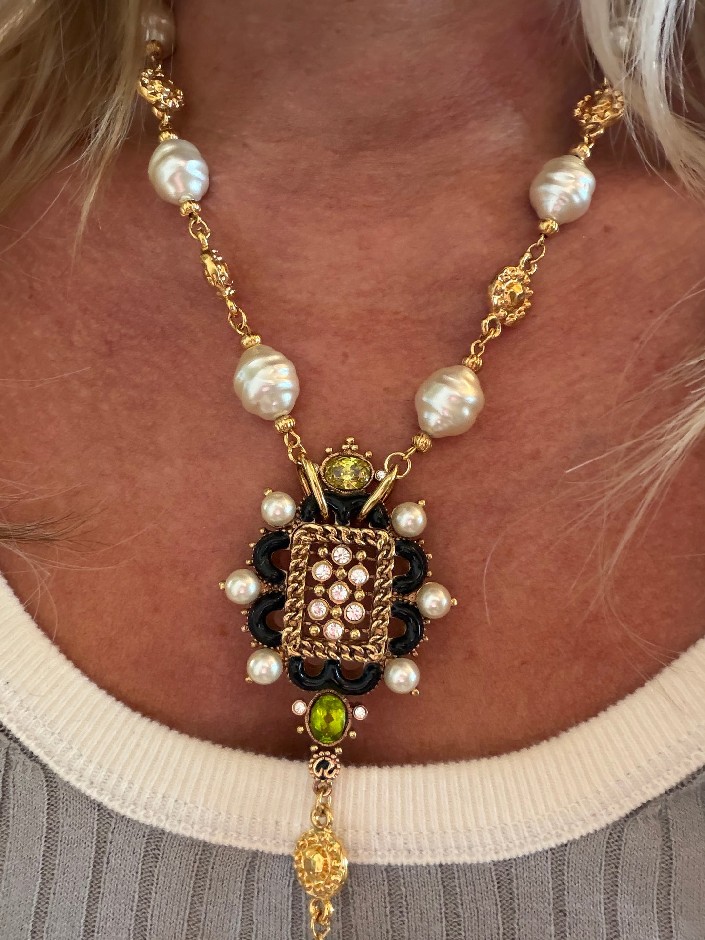 Pearl Noir Lariat